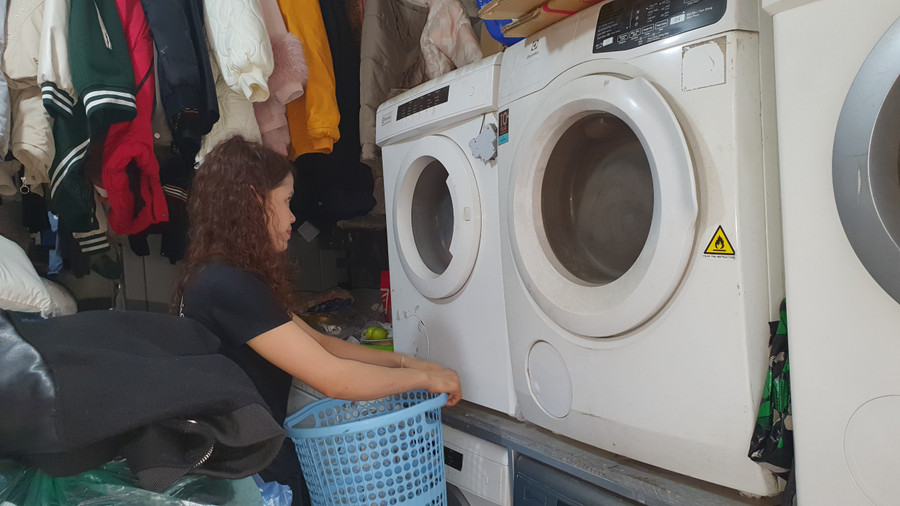 Cửa hàng giặt là của gia đình chị Nguyễn Ngọc Hà cũng hoạt động hết công suất trong những ngày trời nồm ẩm. Cửa hàng giặt là của gia đình chị Nguyễn Ngọc Hà cũng hoạt động hết công suất trong những ngày trời nồm ẩm.