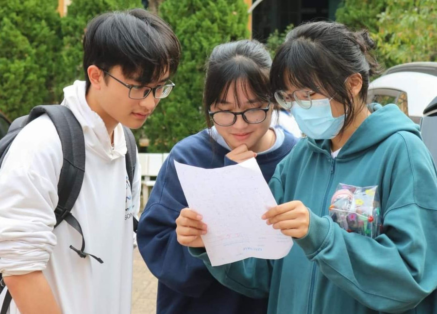 Học sinh lớp 12, Trường THPT chuyên Lê Quý Đôn (Điện Biên) trao đổi, tìm hiểu thông tin về Kỳ thi tốt nghiệp THPT năm 2023. Học sinh lớp 12, Trường THPT chuyên Lê Quý Đôn (Điện Biên) trao đổi, tìm hiểu thông tin về Kỳ thi tốt nghiệp THPT năm 2023.