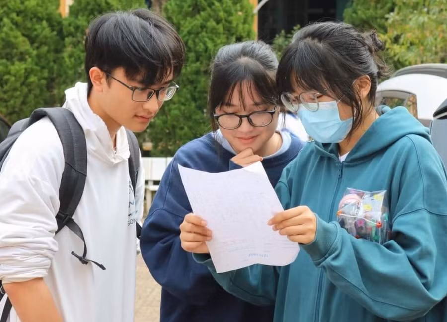 Học sinh lớp 12, Trường THPT chuyên Lê Quý Đôn (Điện Biên) trao đổi, tìm hiểu thông tin về Kỳ thi tốt nghiệp THPT năm 2023.