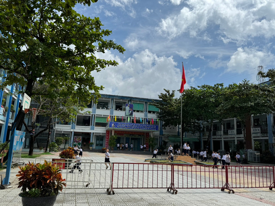 Dãy phòng học phía tây của Trường Tiểu học Đoàn Thị Điểm (quận Thanh Khê, TP Đà Nẵng) rất nóng và oi bức về mùa hè, nhà trường tăng cường quạt mát nhưng không cải thiện đáng kể. Dãy phòng học phía tây của Trường Tiểu học Đoàn Thị Điểm (quận Thanh Khê, TP Đà Nẵng) rất nóng và oi bức về mùa hè, nhà trường tăng cường quạt mát nhưng không cải thiện đáng kể.