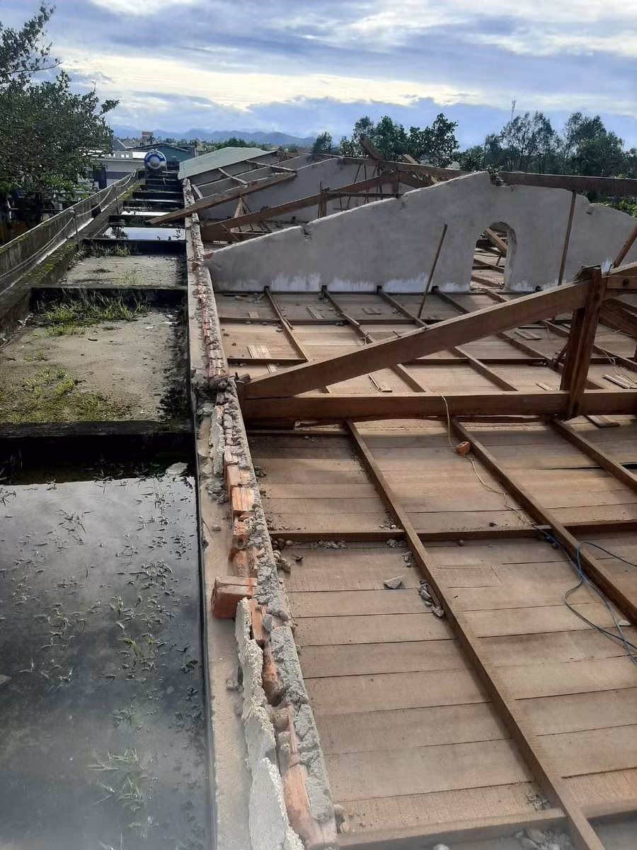 Trường THCS Trần Cao Vân (Duy Xuyên) bị tốc mái toàn bộ dãy 4 phòng chức năng.