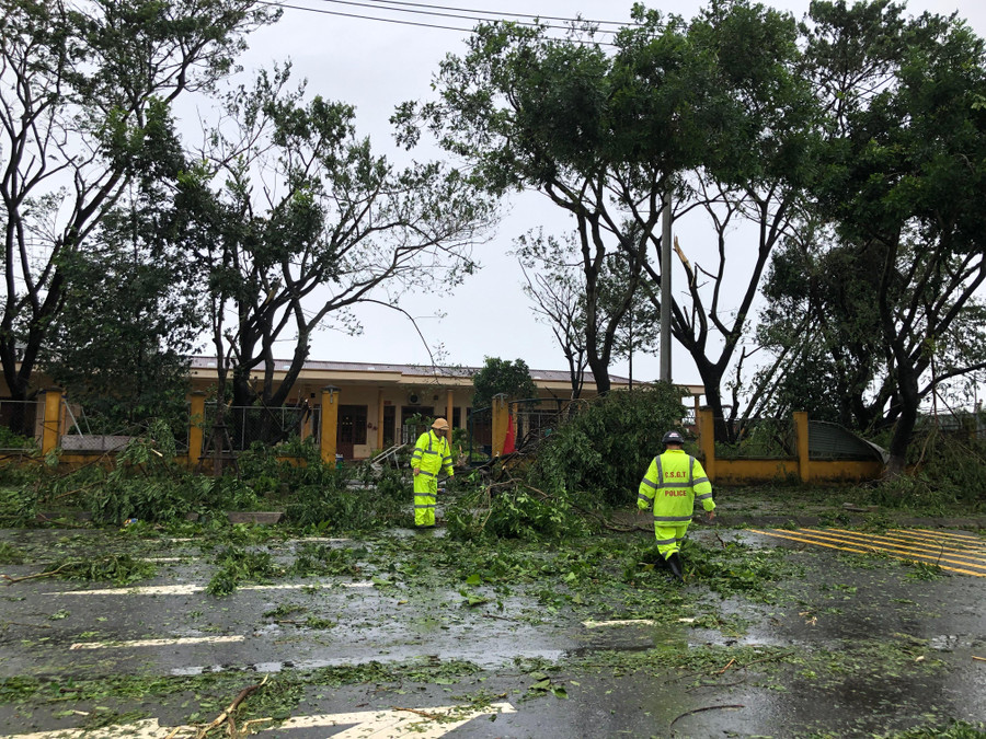 CSGT và các lực lượng khác khẩn trương dọn dẹp cây xanh bị ngã đổ do bão Noru gây ra.