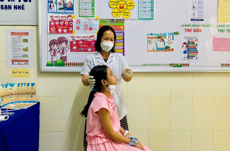 Vai trò của nhân viên y tế trường học rất quan trọng, đặc biệt trong giai đoạn dịch bệnh phức tạp như hiện nay. Ảnh minh họa Vai trò của nhân viên y tế trường học rất quan trọng, đặc biệt trong giai đoạn dịch bệnh phức tạp như hiện nay. Ảnh minh họa