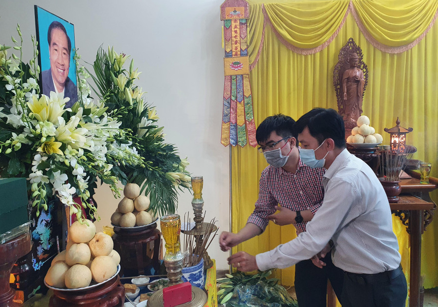 Cán bộ, giáo viên Trường THCS Thông Tây Hội (quận Gò Vấp, TPHCM) đến viếng thầy giáo Nguyễn Ngọc Ký. Cán bộ, giáo viên Trường THCS Thông Tây Hội (quận Gò Vấp, TPHCM) đến viếng thầy giáo Nguyễn Ngọc Ký.