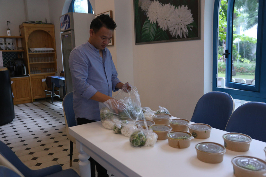 Anh Nguyễn Sơn Tùng - chủ khách sạn Santori (TP Đà Nẵng) chuẩn bị những bữa ăn cho người dân khi trú bão tại đây.