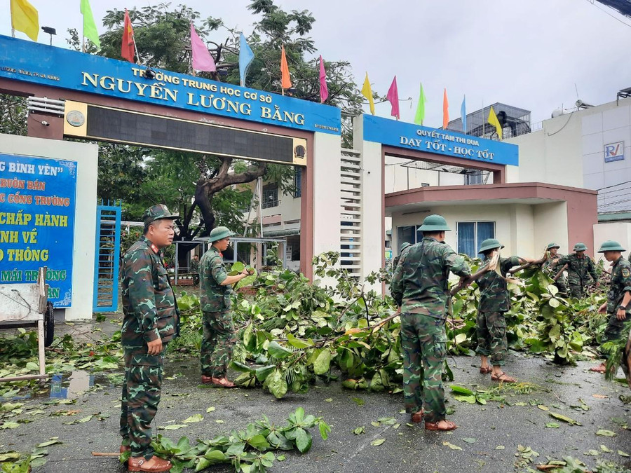 Trường THCS Nguyễn Lương Bằng (quận Liên Chiểu, TP Đà Nẵng) được đơn vị bộ đội hỗ trợ khắc phục hậu quả sau bão. Trường THCS Nguyễn Lương Bằng (quận Liên Chiểu, TP Đà Nẵng) được đơn vị bộ đội hỗ trợ khắc phục hậu quả sau bão.