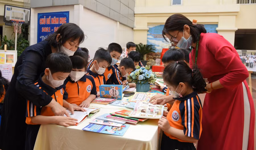 Cô và trò Trường Tiểu học Thăng Long - Hà Nội tham gia trải nghiệm trong ngày hội sách. Ảnh: Thế Đại