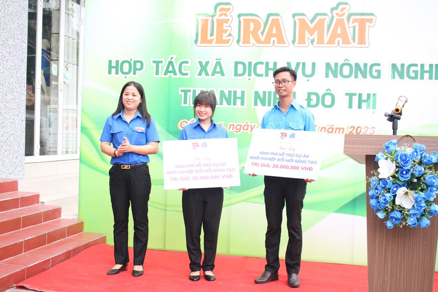 Chị Lư Thị Ngọc Anh, Bí thư Thành đoàn Cần Thơ trao kinh phí hỗ trợ dự án khởi nghiệp đổi mới sáng tạo cho thanh niên.