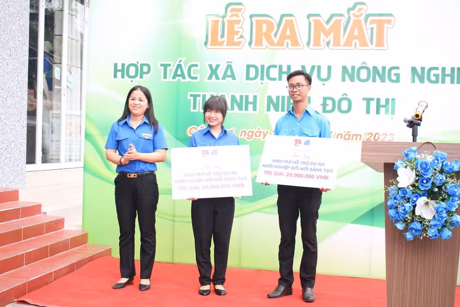 Chị Lư Thị Ngọc Anh, Bí thư Thành đoàn Cần Thơ trao kinh phí hỗ trợ dự án khởi nghiệp đổi mới sáng tạo cho thanh niên.