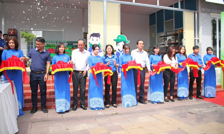 Nghi thức cắt băng ra mắt Hợp tác xã dịch vụ nông nghiệp thanh niên đô thị.