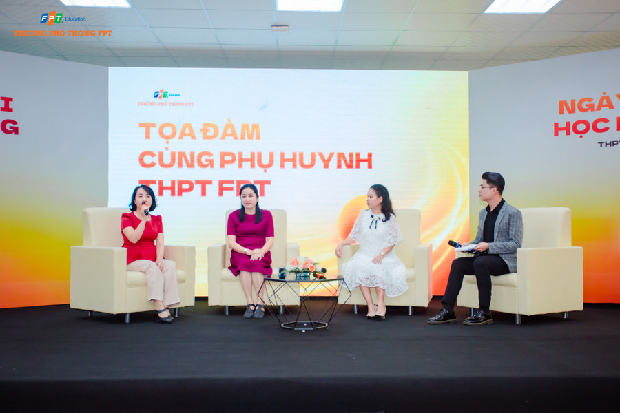 Tọa đàm cùng phụ huynh THPT FPT. Tọa đàm cùng phụ huynh THPT FPT.