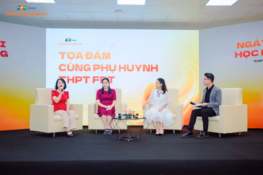 Tọa đàm cùng phụ huynh THPT FPT. Tọa đàm cùng phụ huynh THPT FPT.