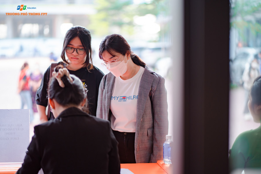Học sinh có mặt từ khá sớm để ổn định trước khi vào phòng thi. Học sinh có mặt từ khá sớm để ổn định trước khi vào phòng thi.