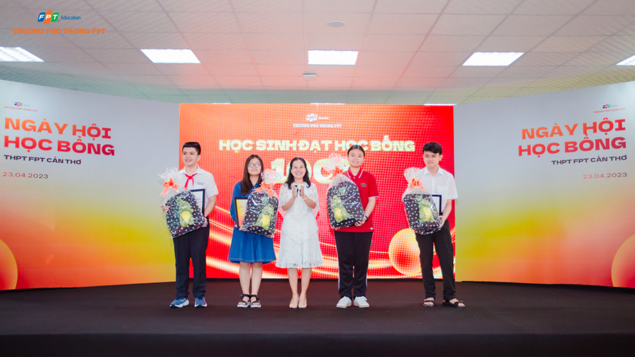 Các bạn học sinh đạt học bổng 100%. Các bạn học sinh đạt học bổng 100%.