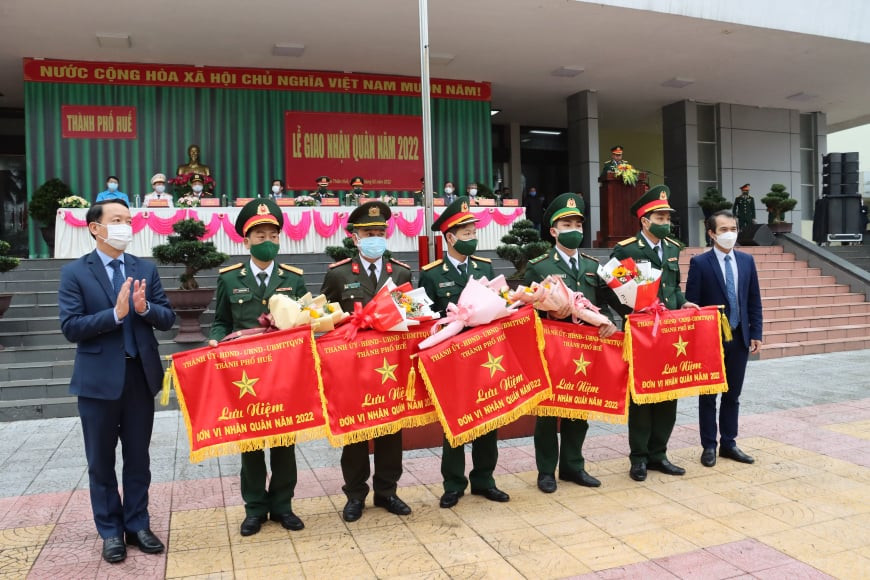 Lãnh đạo thành phố Huế tặng hoa và cờ cho các chiến sĩ. Lãnh đạo thành phố Huế tặng hoa và cờ cho các chiến sĩ.