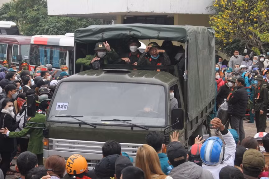 Các chiến sĩ hăng hái lên đường nhập ngũ.