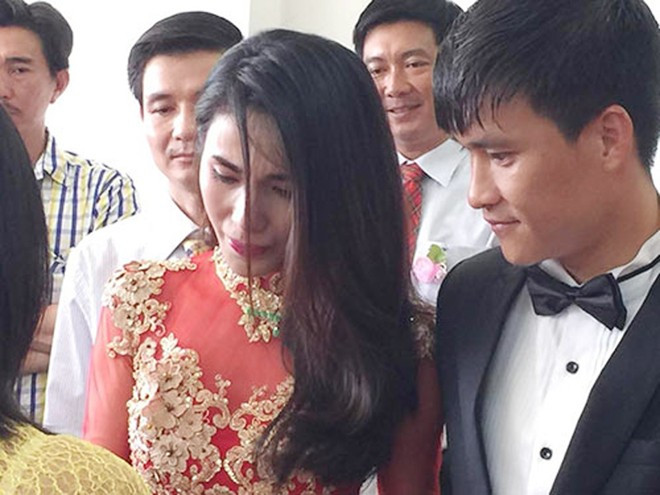 Trong lễ rước dâu, Thủy Tiên đã trào nước mắt khi mẹ ruột nhắc về người cha quá cố