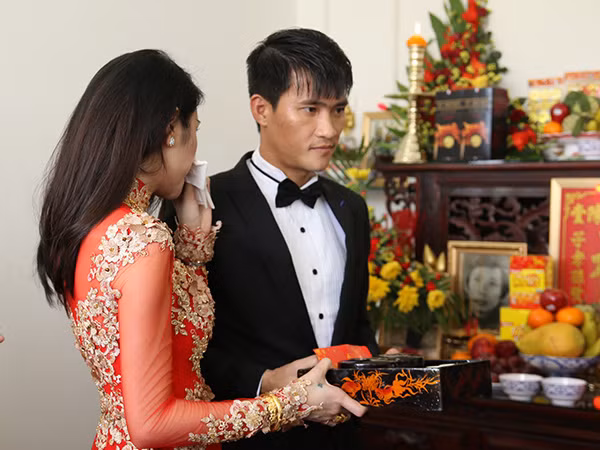 Có những lúc không dừng được nước mắt, Thủy Tiên phải quay đi để lau