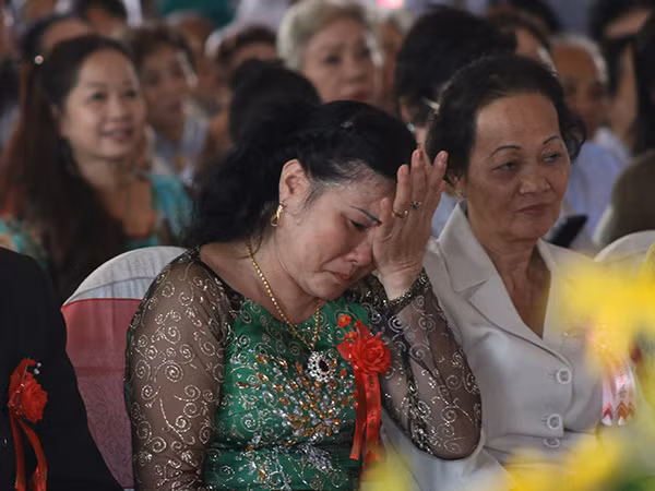 Mẹ Công Vinh cũng không cầm được nước mắt khi chứng kiến giây phút quan trọng của con trai