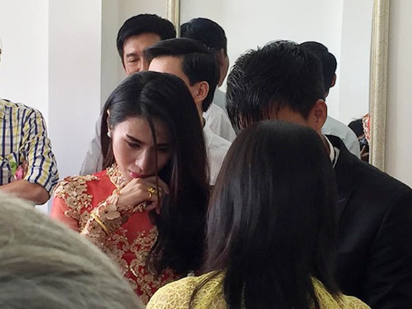 Công Vinh cũng đứng vỗ về vợ mới cưới