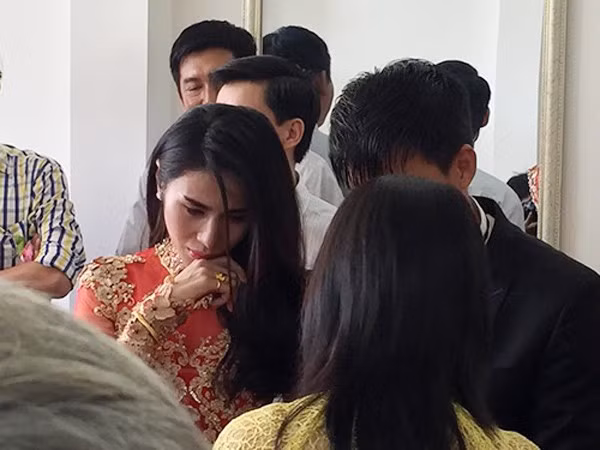 Công Vinh cũng đứng vỗ về vợ mới cưới