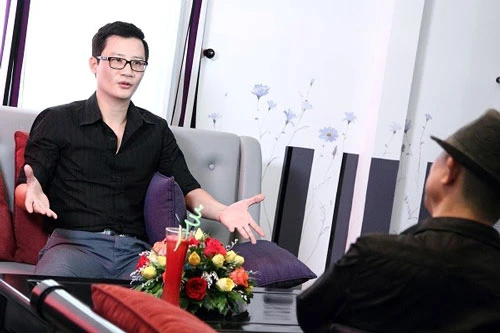 Hoàng Bách thoải mái chia sẻ trong talkshow Lần đầu tôi kể