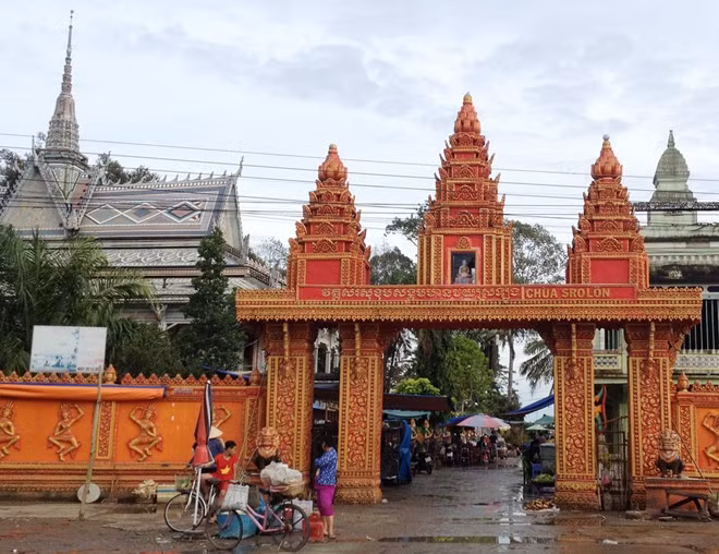 Giường chục tỷ đồng trong ngôi chùa cổ độc nhất miền Tây
