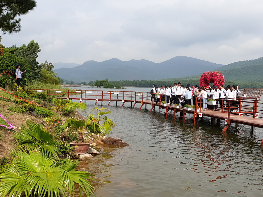 Nhiều bạn trẻ rất thích cây cầu Tình yêu tại Hồ Yên Trung Nhiều bạn trẻ rất thích cây cầu Tình yêu tại Hồ Yên Trung