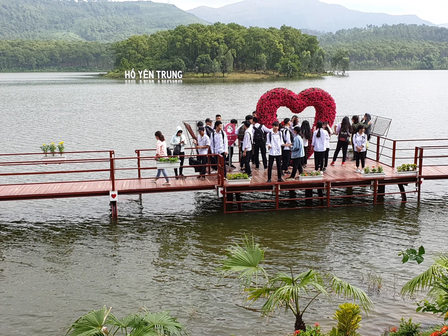 Hồ Yên Trung là điểm du lịch sinh thái lý tưởng của thành phố Uông Bí