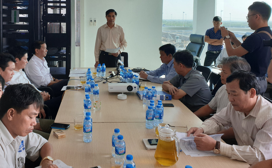 Ông Vũ Văn Diện, Phó Chủ tịch UBND tỉnh Quảng Ninh làm việc với chủ đầu tư và các đơn vị liên quan để làm rõ hiện tượng cong vênh mặt cầu Bạch Đằng Ông Vũ Văn Diện, Phó Chủ tịch UBND tỉnh Quảng Ninh làm việc với chủ đầu tư và các đơn vị liên quan để làm rõ hiện tượng cong vênh mặt cầu Bạch Đằng