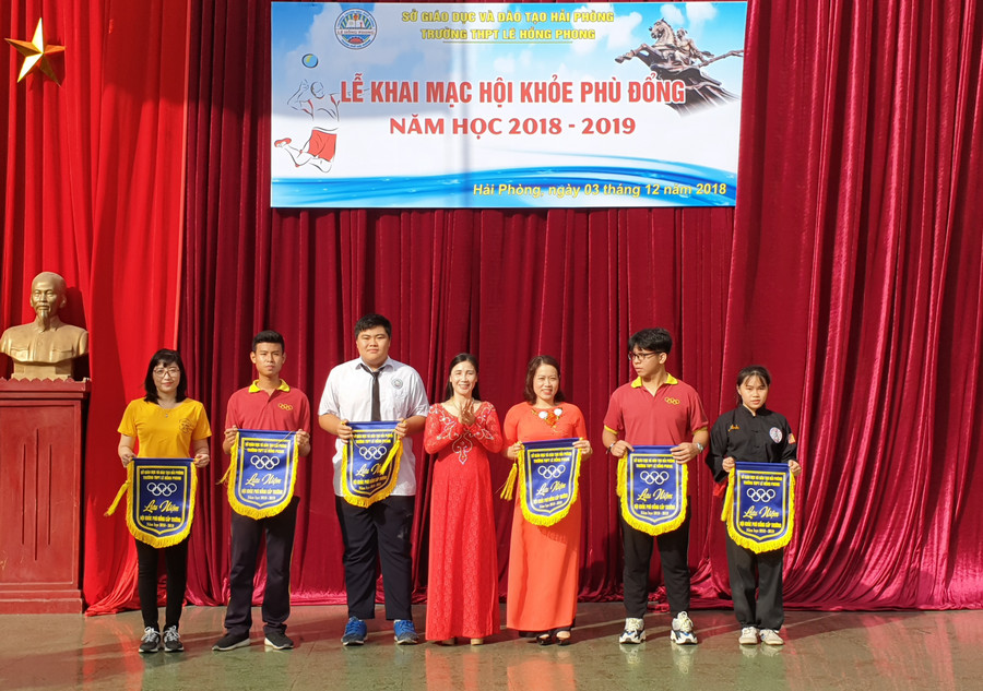 Bà Nguyễn Thị Lệ, Hiệu trưởng Trường THPT Lê Hồng Phong trao cờ lưu niệm cho các khối lớp tham gia