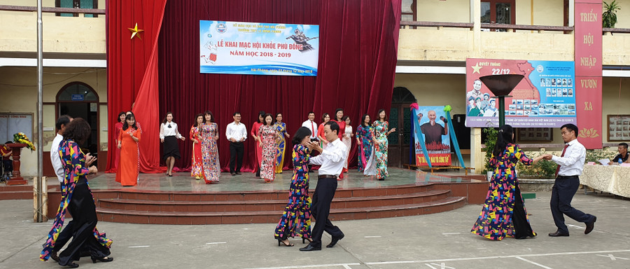 Giáo viên Trường THPT Lê Hồng Phong biểu diễn trong ngày Hội khỏe Phù đổng
