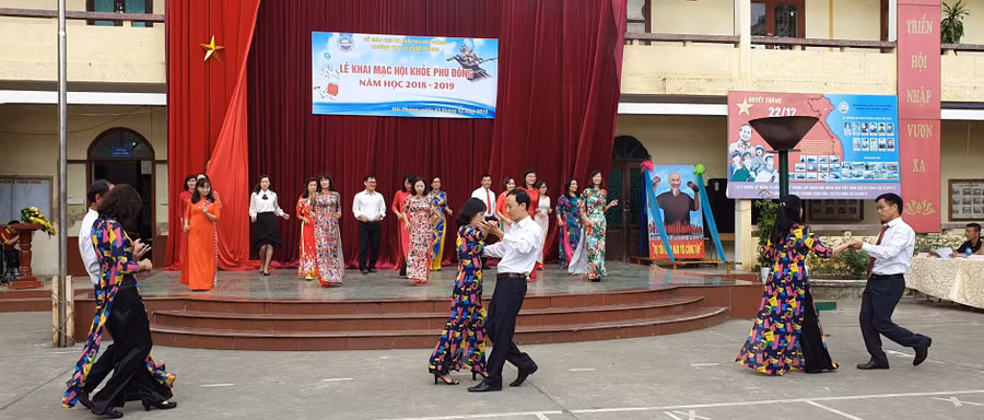 Giáo viên Trường THPT Lê Hồng Phong biểu diễn trong ngày Hội khỏe Phù đổng