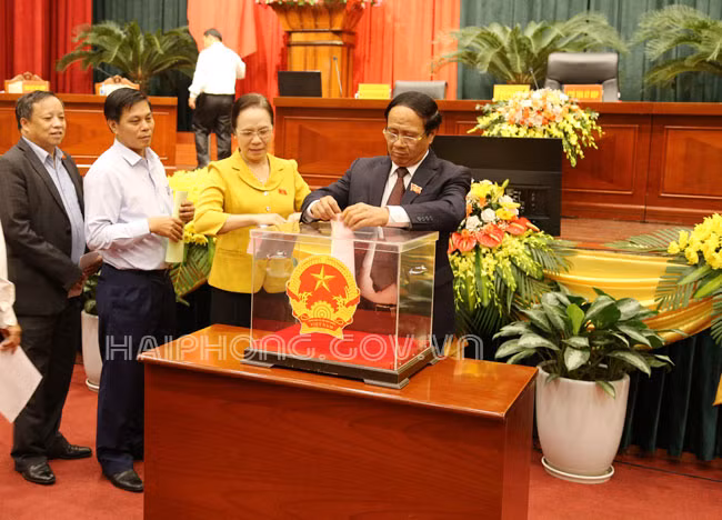 Các đại biểu bỏ phiếu tín nhiệm ngày 5/12