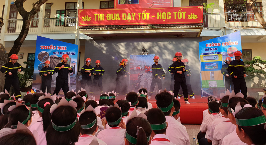 Chương trình văn nghệ chào mừng rất sinh động