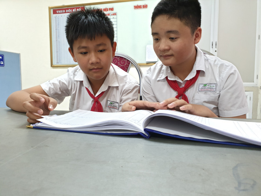 Nguyễn Đình Kiên (bên trái) đang trao đổi cùng bạn