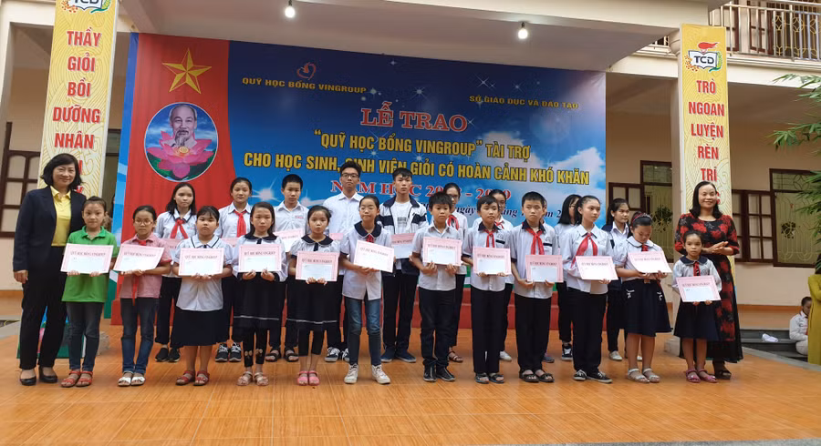 Lãnh đạo Sở GD&ĐT Hải Phòng cùng đại diện Tập đoàn Vingroup trao học bổng cho học sinh quận Lê Chân