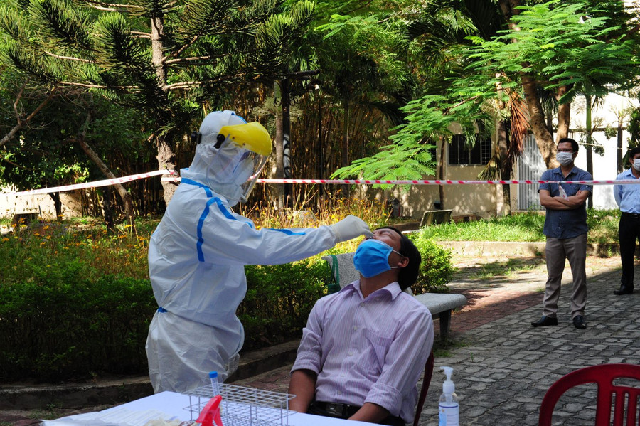 Lấy mẫu xét nghiệm SARS-CoV-2 đối với các thành viên Ban in sao đề thi