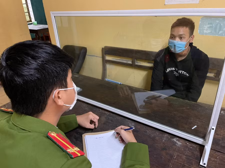 Đối tượng Hồ Hiếu tại cơ quan công an.