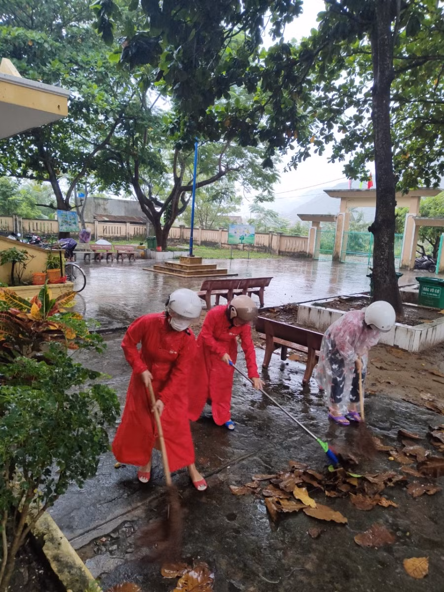 Giáo viên đội mưa hoàn thành công tác vệ sinh trường lớp.