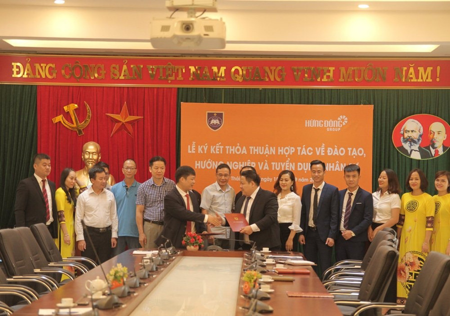 TS. Hà Xuân Linh – Trưởng khoa Khoa Quốc tế và ông Nguyễn Hoài Phú - Chủ tịch Hội Đồng quản trị kiêm Tổng Giám đốc Công ty ký kết biên bản ghi nhớ hợp tác trước sự chứng kiến của đại diện một số ban chức năng của Đại học Thái Nguyên và hai đơn vị