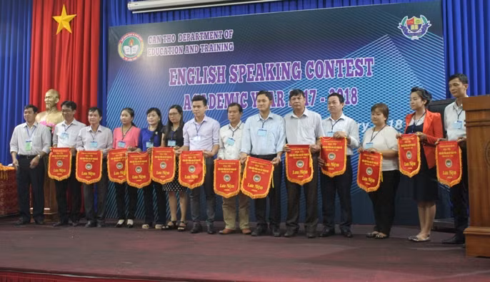 Tặng cờ lưu niệm cho các đơn vị tham gia hội thi