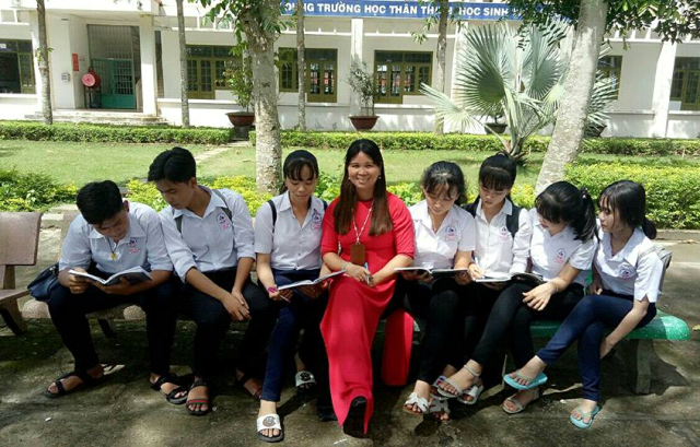 Cô và trò truy bài lý thuyết trong khuôn viên trường Cô và trò truy bài lý thuyết trong khuôn viên trường