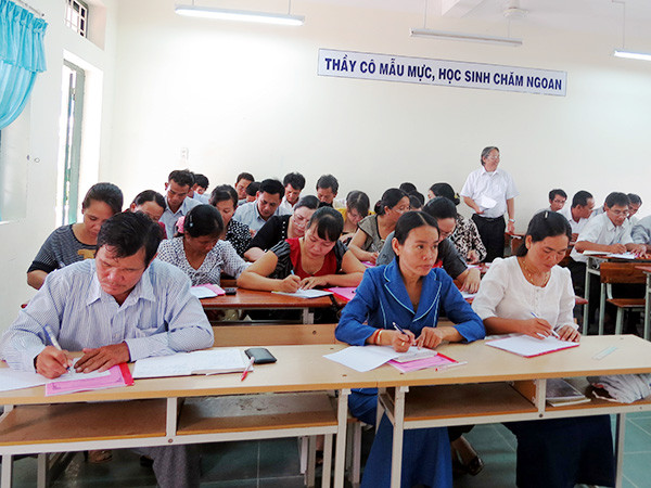 Sở GD&ĐT Ninh Thuận tổ chức lớp bồi dưỡng nghiệp vụ cho giáo viên dạy chữ Chăm. Ảnh: báo Ninh Thuận Sở GD&ĐT Ninh Thuận tổ chức lớp bồi dưỡng nghiệp vụ cho giáo viên dạy chữ Chăm. Ảnh: báo Ninh Thuận