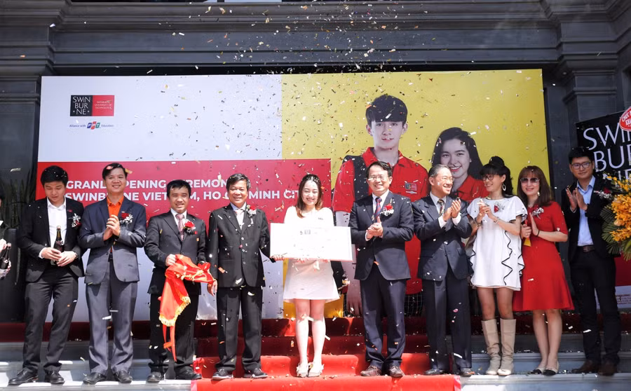 Ông Trần Ngọc Tuấn - Giám đốc khu vực phía Nam Tổ chức giáo dục FPT trao biển công nhận học xá mới của Swinurne Việt Nam tại TP.HCM.