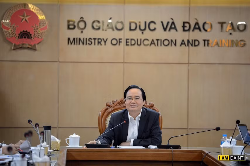 Bộ trưởng Phùng Xuân Nhạ phát biểu kết luận cuộc họp.