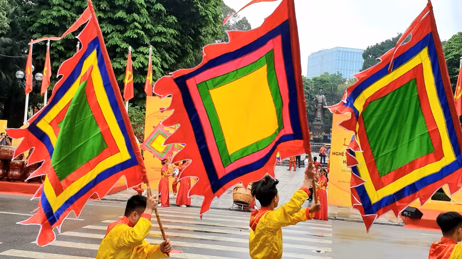 Thông qua các tiết mục trình diễn, Ban Tổ chức sẽ trao các giải xuất sắc, giải A, giải B, giải C và một số giải phụ cho đạo diễn tiết mục, thiết kế rồng đẹp, tinh xảo.