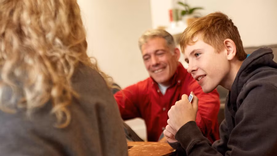 Khi cảm thấy bình tĩnh và sẵn sàng, cha mẹ có thể cho trẻ biết rằng, phụ huynh muốn lắng nghe quan điểm của con.