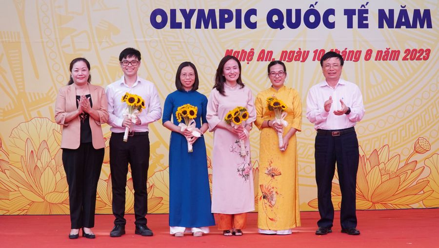Thầy Phùng Ngọc Thành (thứ 2 từ trái sang) cùng giáo viên Trường THPT chuyên Phan Bội Châu có học sinh quốc tế được lãnh đạo tỉnh Nghệ An khen thưởng. Ảnh: T.G