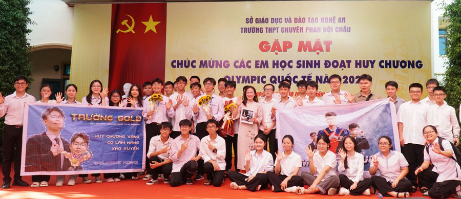 Tập thể lớp 12A4 chuyên Hóa học, Trường THPT chuyên Phan Bội Châu, Nghệ An do thầy Phùng Ngọc Thành trực tiếp giảng dạy, cô Quỳnh Anh chủ nhiệm. Ảnh: T.G Tập thể lớp 12A4 chuyên Hóa học, Trường THPT chuyên Phan Bội Châu, Nghệ An do thầy Phùng Ngọc Thành trực tiếp giảng dạy, cô Quỳnh Anh chủ nhiệm. Ảnh: T.G